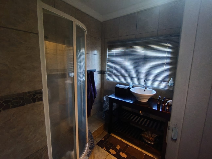 5 Bedroom Property for Sale in Mooinooi North West
